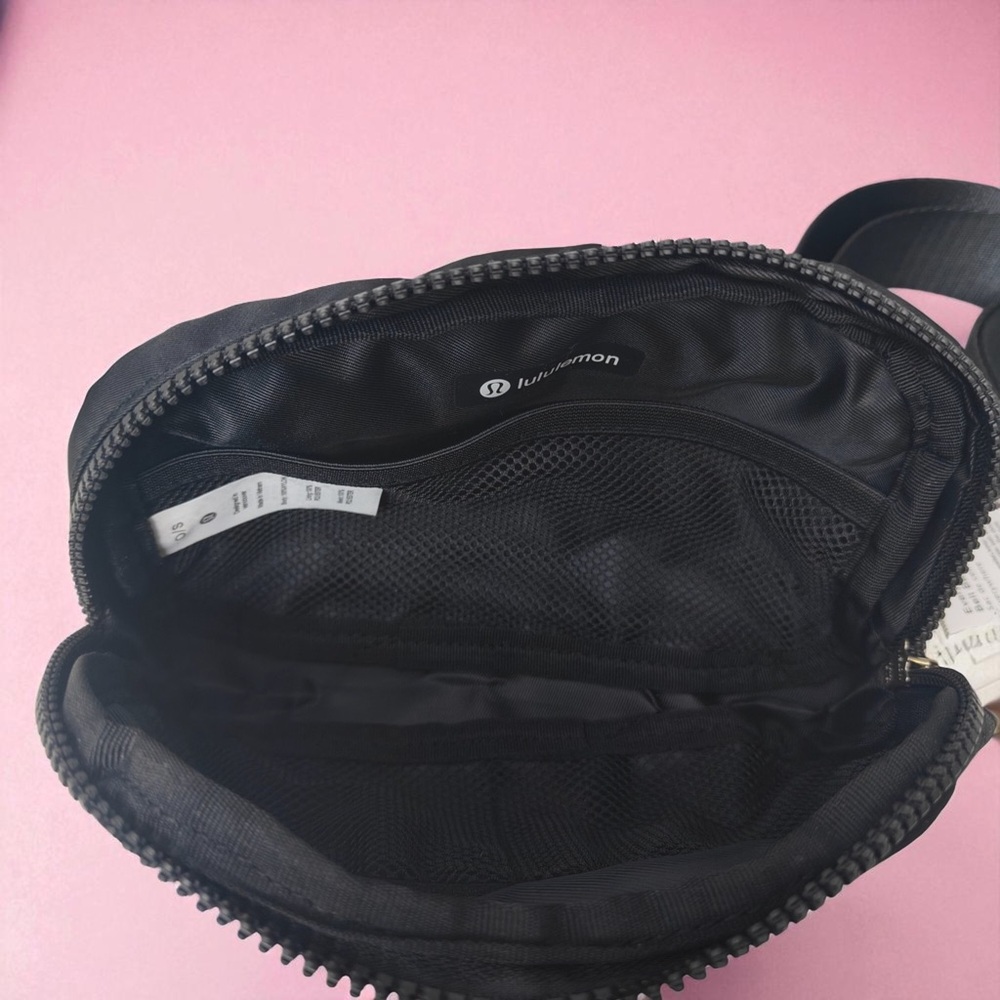 lululemon athletica Classic Black Crossbody Bag 1L - Picture 5 of 6